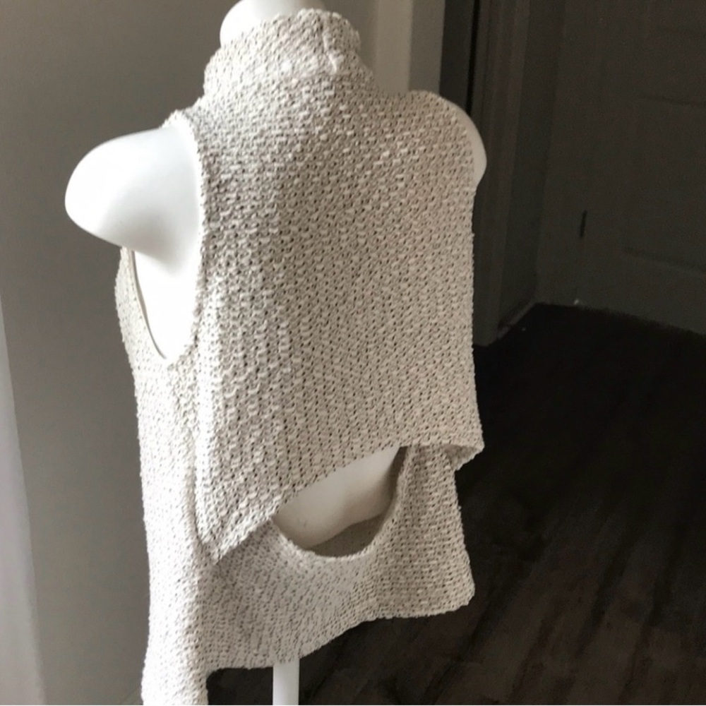 DREW *EUC. S & XS crazy sexy open back shirt.